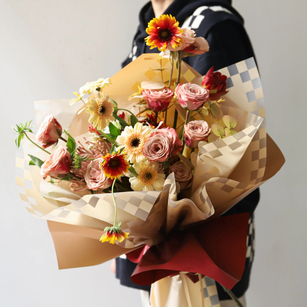 

Isi 20 LEMBAR Kertas Bunga Motif Kotak kotak Flower Wrapping Paper Square Pattern Cellophane KB088