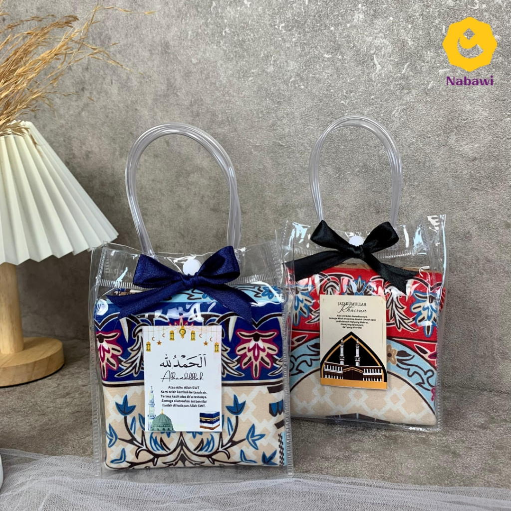 

Hampers Souvenir Sajadah Sujud Suede Kemas Tas PVC Oleh Oleh Haji dan Umroh Free Kartu Ucapan/ keluarga oleh oleh