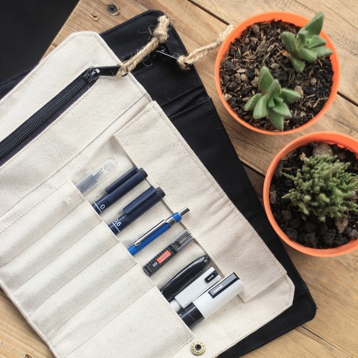 

[N E W] Roll Up Pencil Case Black Edition - Putih