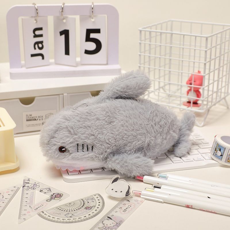 

Tempat Pensil Boneka Hiu Lucu Tas Multifungsi Berkapasitas Besar untuk Alat Tulis dan Penyimpanan Berkualitas