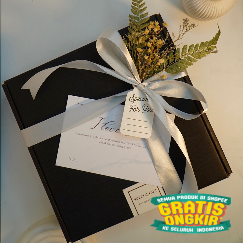 

Box Hampers Gift Box Kotak Kado Ulang Tahun Kardus Hitam Aesthetic Packing Dus Set Hadiah Unik Bungkus DIY Pita Kartu Ucapan Birthday Wisuda Pacar Cowok Cewek Ultah Valentine Anniversary Graduation Lebaran Wedding Hari Guru Lengkap Premium/ keluarga oleh
