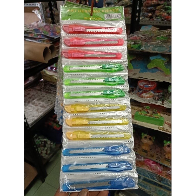 

(Toserba 777) pisau cutter kecil harga 1pc / pisau cutter / Cutter Mini Kecil Murah Pisau Cutter Kater Harga per Pcs Murah Kater / Pisau Tajam Praktis Simple / PISAU CUTTER KECIL BENING PLASTIK WARNA WARNI RENCENG 1 LEMBAR ISI SATUAN
