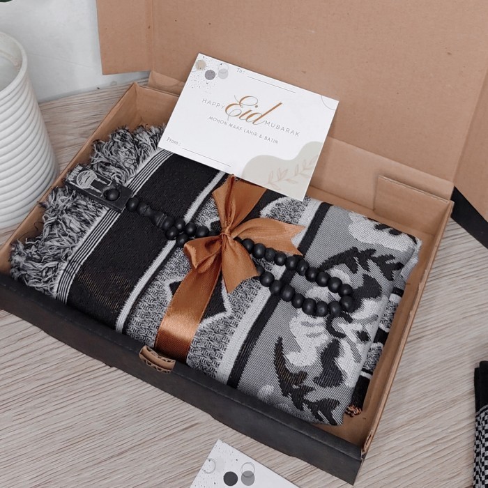 

(NEW) -Hampers Kado Cowok Muslim Paket Ibadah Gift Box Sarung Sajadah Black - Muslim 4, Tanpa Peci