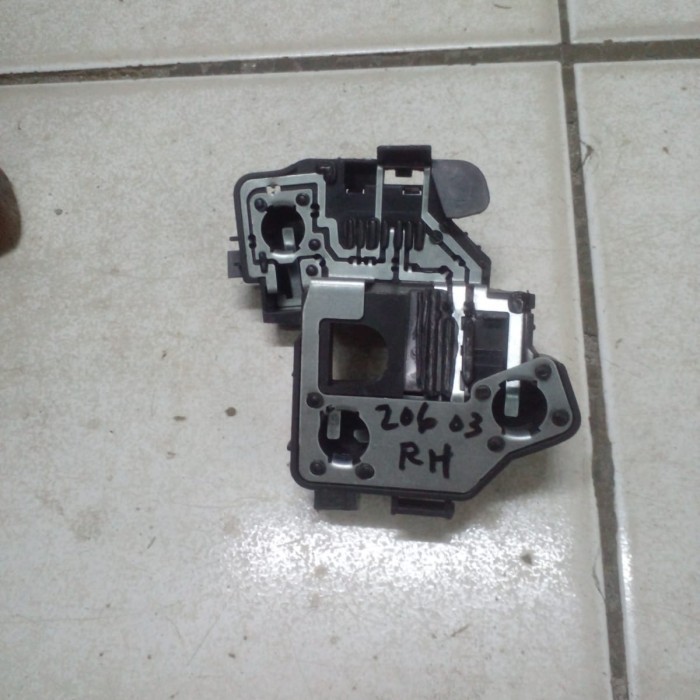 Dudukan Bohlam Lampu Belakang Kanan Peugeot 206 th 2003