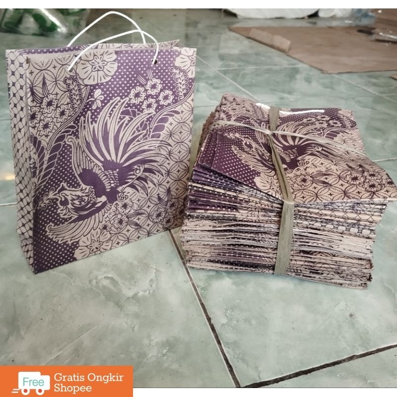 

Praktissl!!(1 ikat isi 50 pcs) tas kertas souvenir, kertas batik Tanggung ( kurang lebihT21,5xP17xL5)