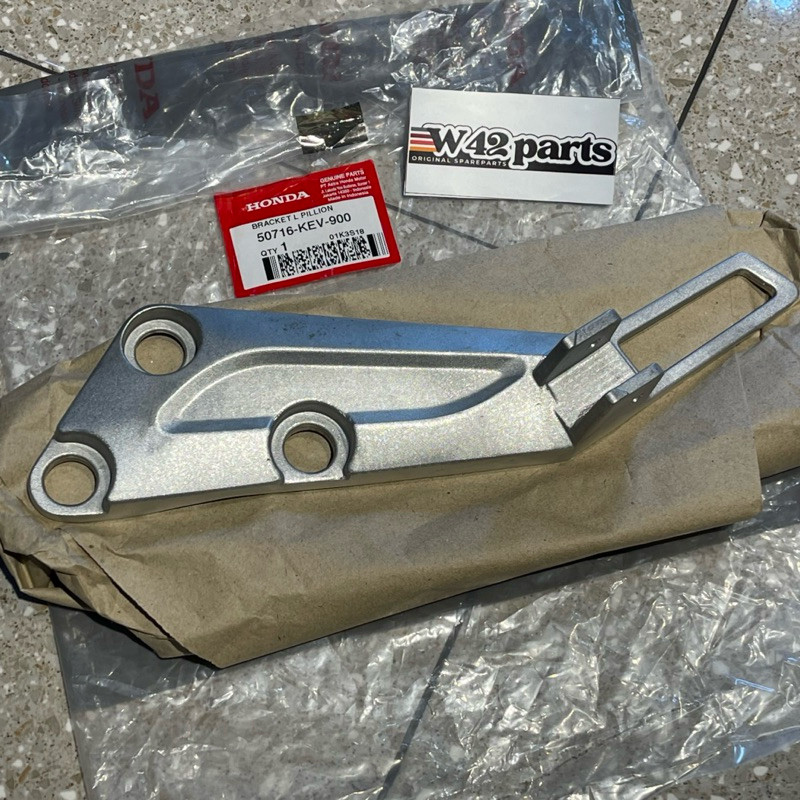 BRACKET FOOT STEP PIJAKAN KAKI BELAKANG KIRI SUPRA X 100 FIT LAMA 50716 KEV 900 ORIGINAL AHM