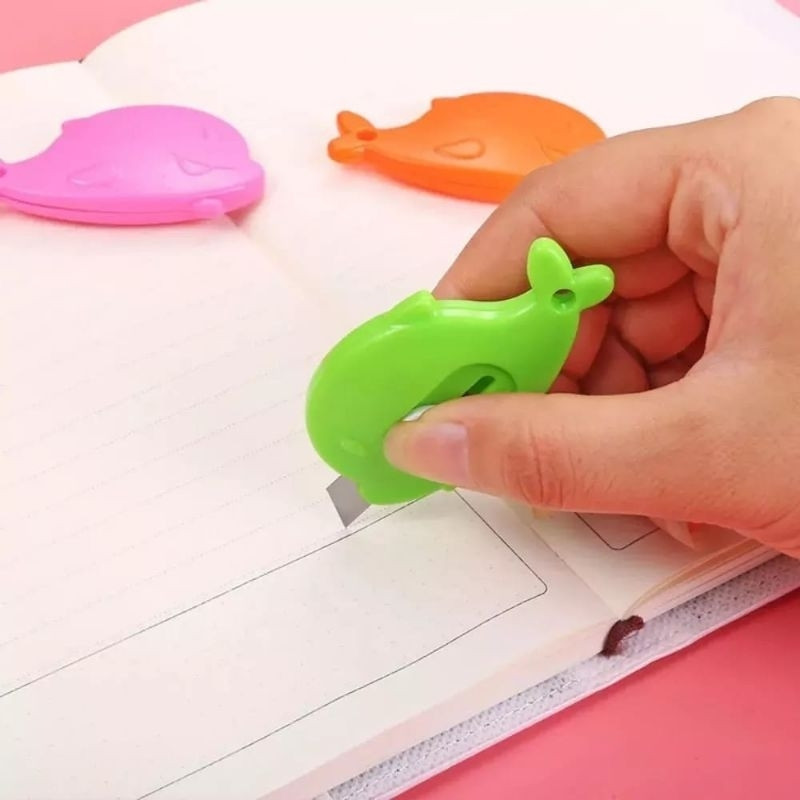 

PISAU CUTTER MINI BENTUK DOLPHIN AWAN / ALAT BANTU POTONG KERTAS PLASTIK UNBOXING PAKET / PERLENGKAPAN ATK SEKOLAH SF147