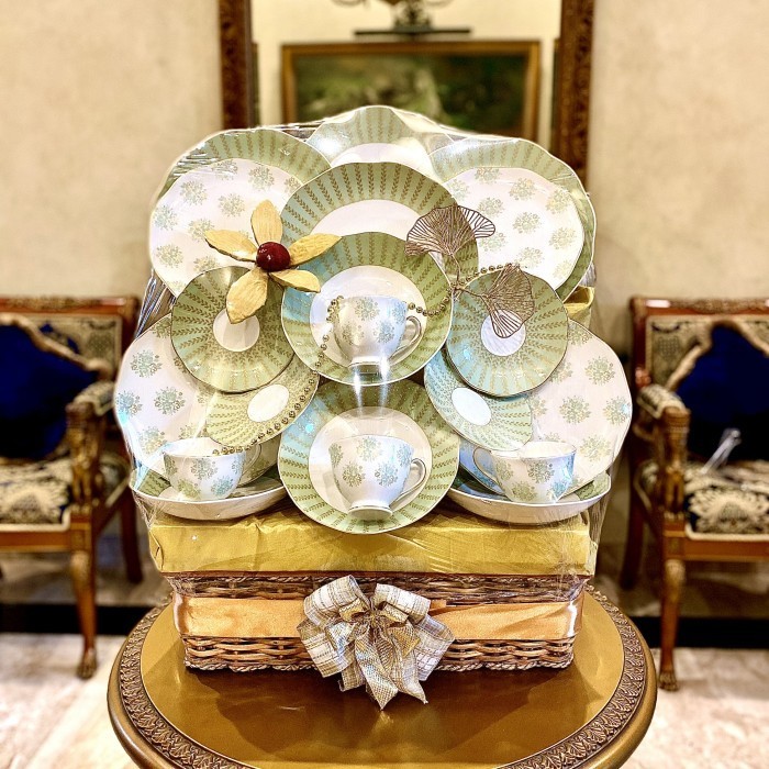 

Hampers Parcel Dinner Set Saint James Wendy 20 Pcs Mewah Cantik