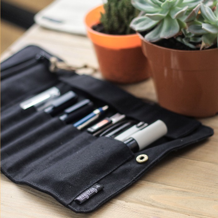 

[N E W] Roll Up Pencil Case / Tempat Pensil Gulung - Hitam