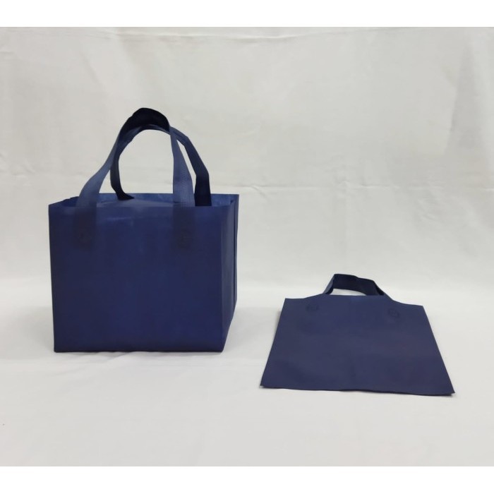 

Tas Spunbond Kotak Ukuran Luar 23cm x 23cm x T20cm untuk box 22x22 cm - Cream