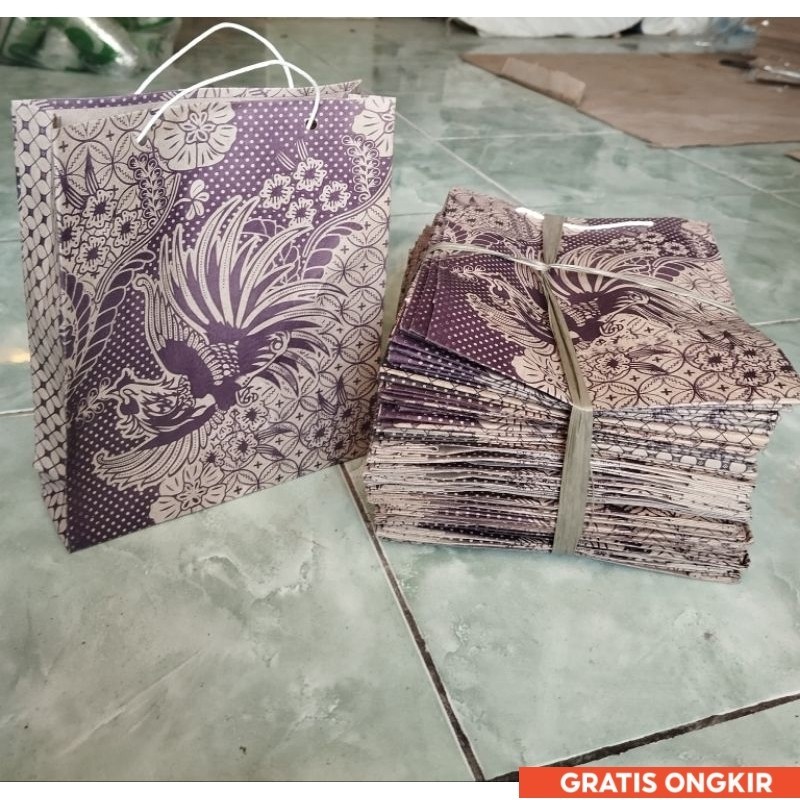

Praktissl!!(1 ikat isi 50 pcs) tas kertas souvenir, kertas batik Tanggung ( kurang lebihT21,5xP17xL5)