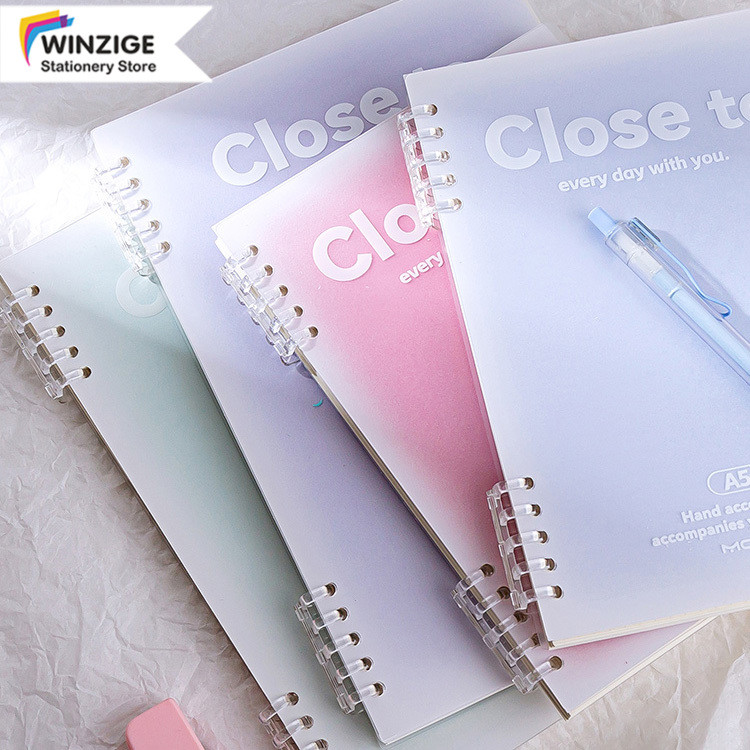 

Winzige Binder A5 / B5 Notebook Warna Gradien Tidak Tersedak Coil 360 Derajat Lucu Notebook Aesthetic Korea Lose Leaf Diary Kuliah Aesthetic A5/B5/Buku School Buku Catatan