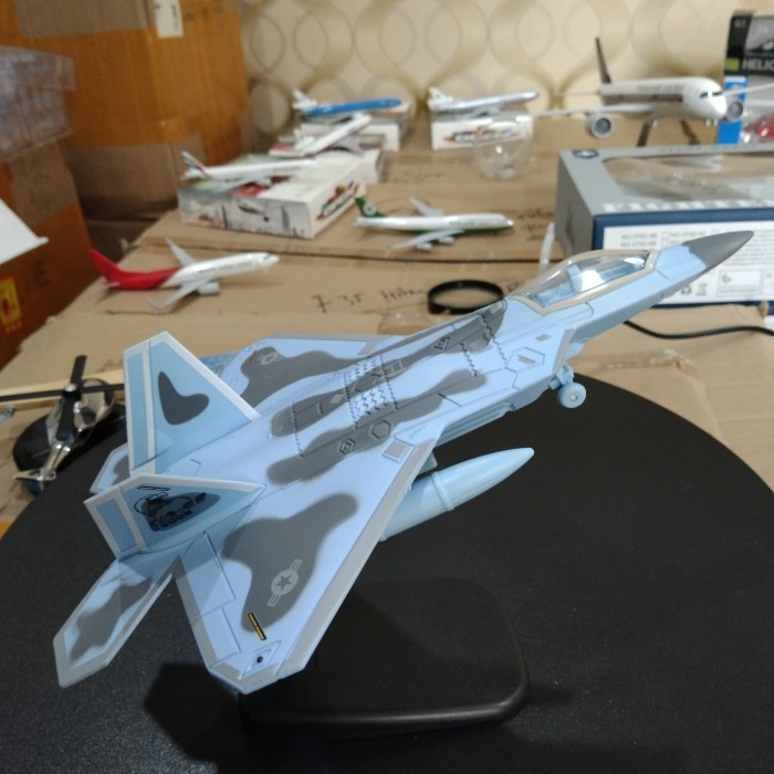Ready miniatur Diecast pesawat tempur f-22 raptor panjang 22 cm bahan besi