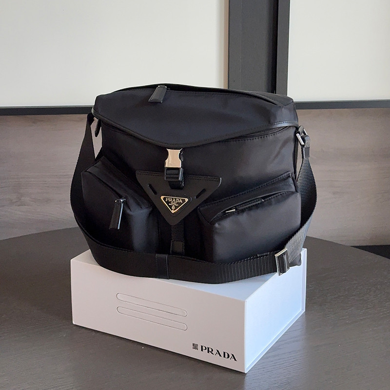 Original 2024 New Prada Re Nylon Shoulder Bag Fashion Show Style Men's Fashionable Temperament Cross