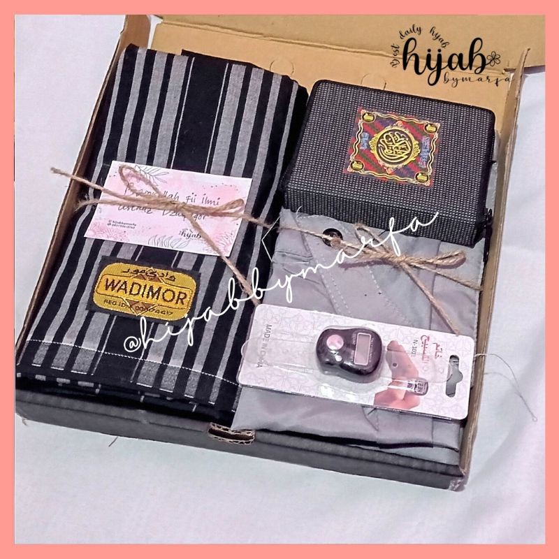 

Baju LebaranHampers kado cowok include sarung wadimor, baju koko lengan pendek, Al Qur'an, dan tasbih