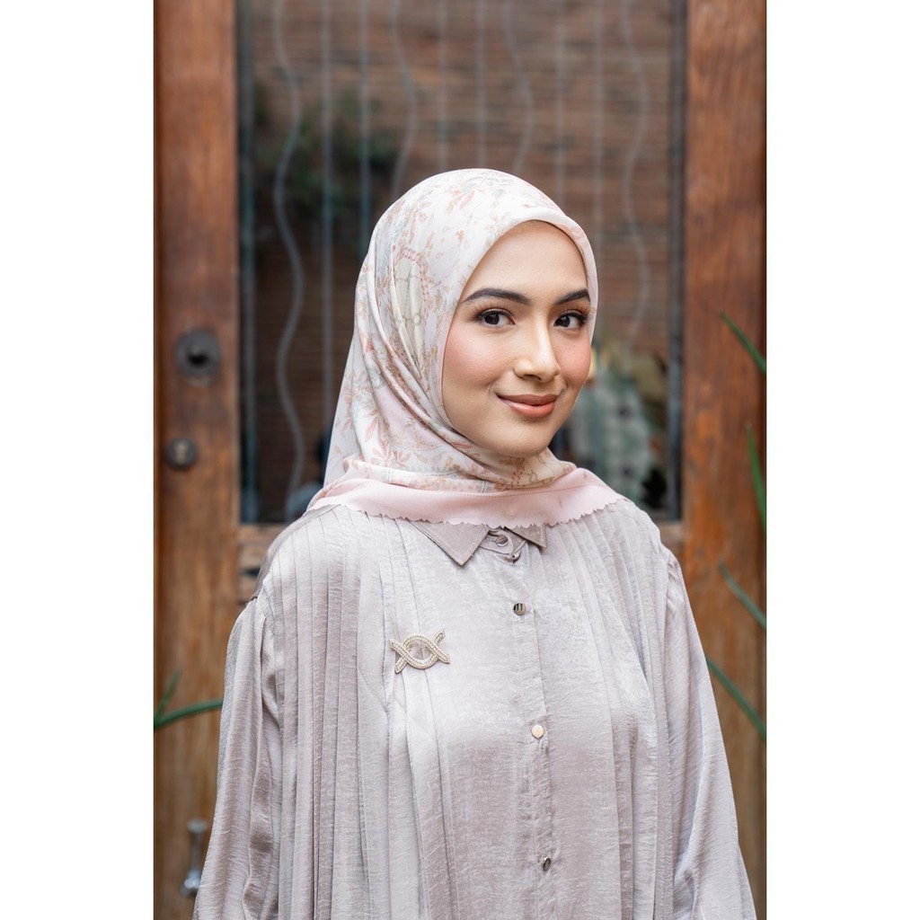 Wearing Klamby - Jennia Scarf (Minor)