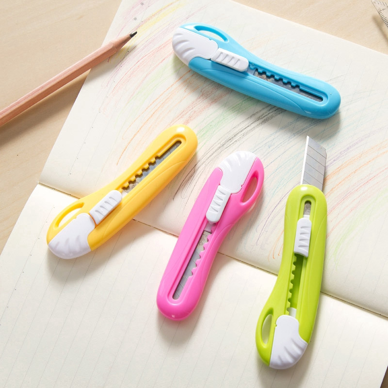

SBW Deli Cutter Sekolah, Design Lucu untuk Anak-anak, Bahan ABS, Silet 55mm Dengan Gantungan 2024