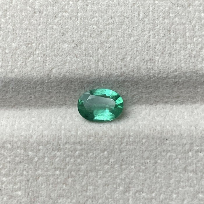 0.61 carats - Natural Emerald Beryl Intens Green - 7x5mm - Crystal Almost Clean - Good Material - Mi