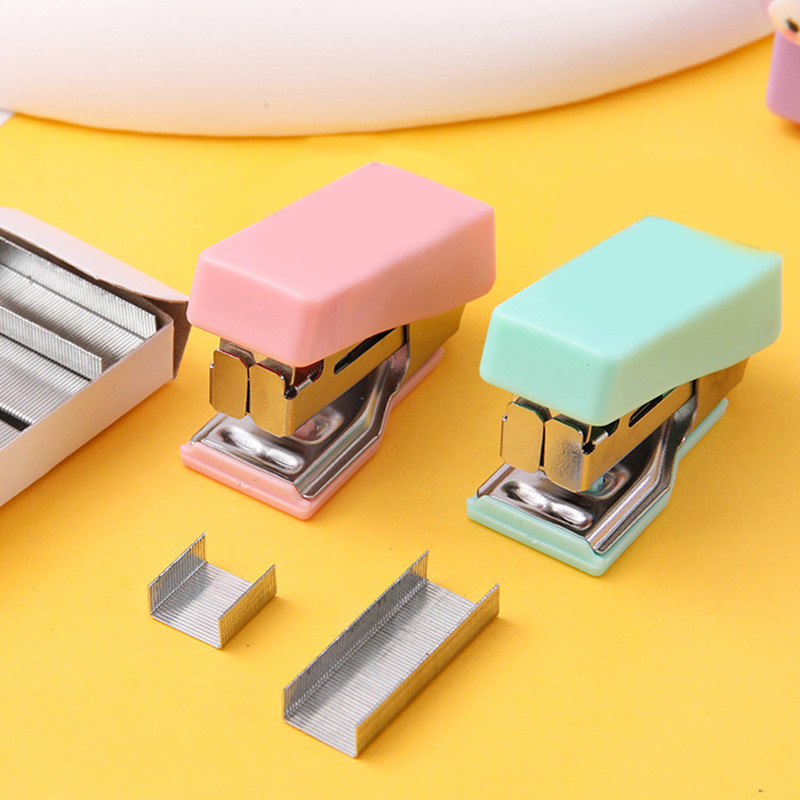 

Portable Mini Stapler With 1 Box Stitching Needle Cartoon Cute School Supplies For Students Girls Solid Color Stapler Accessory