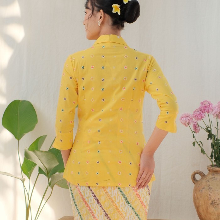 

✨READY✨ -Kebaya Kutubaru Etnik Jasmine Lengan 7/8 Meradelima Katun Kuning - S