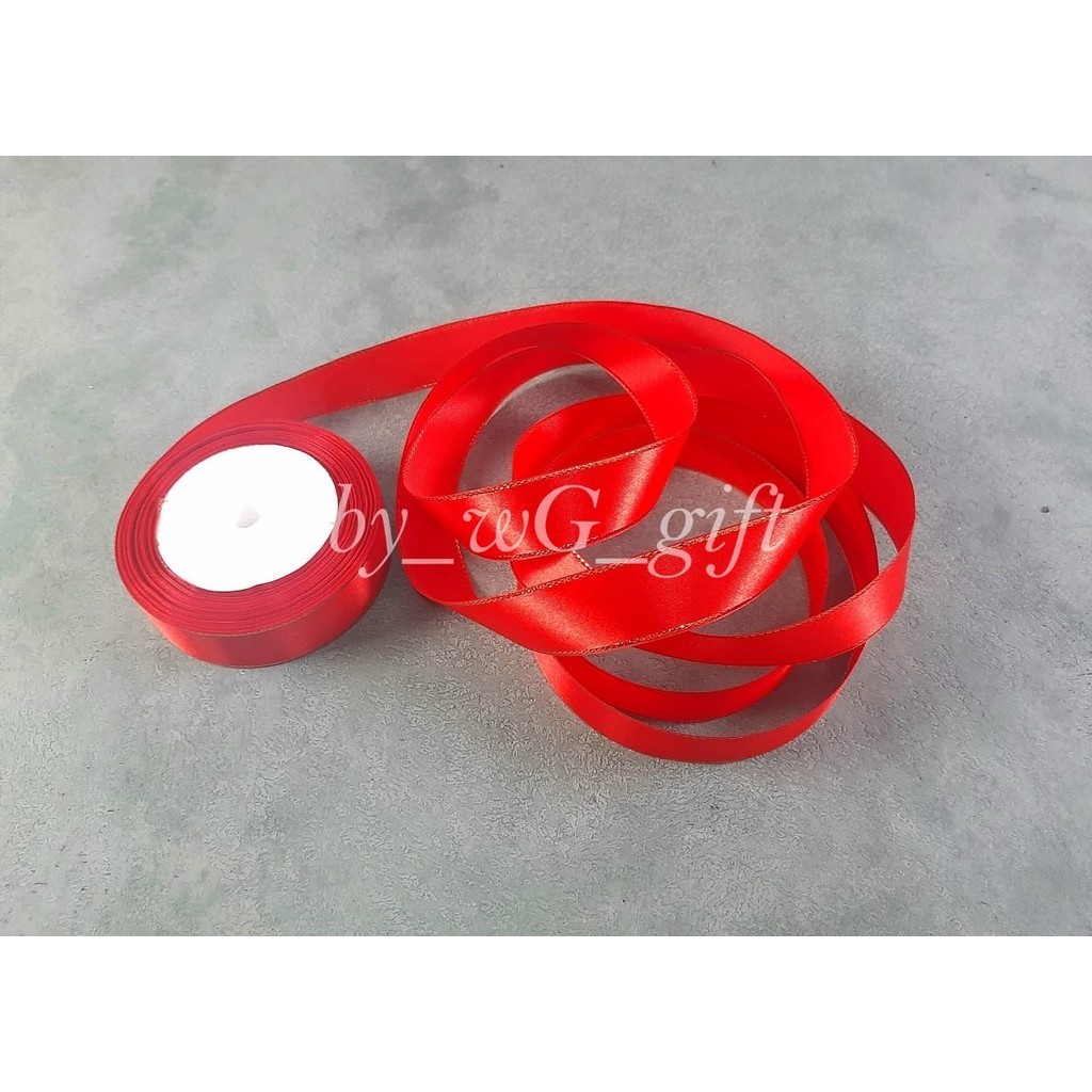 

Pita Satin Merah List Emas; Lebar 2.5 cm; Panjang 25 yard