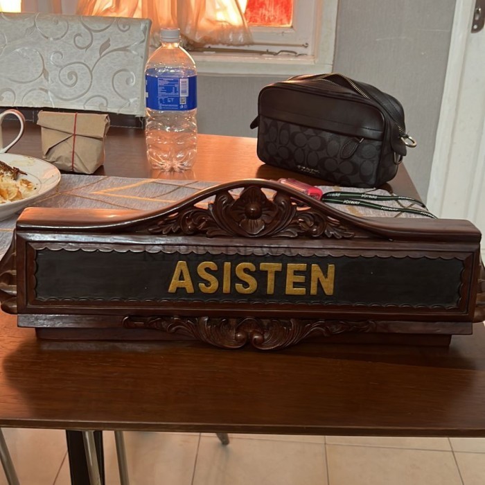 

Papan Nama Meja Ukir Kayu Jati Custom Logo DPR KD34534