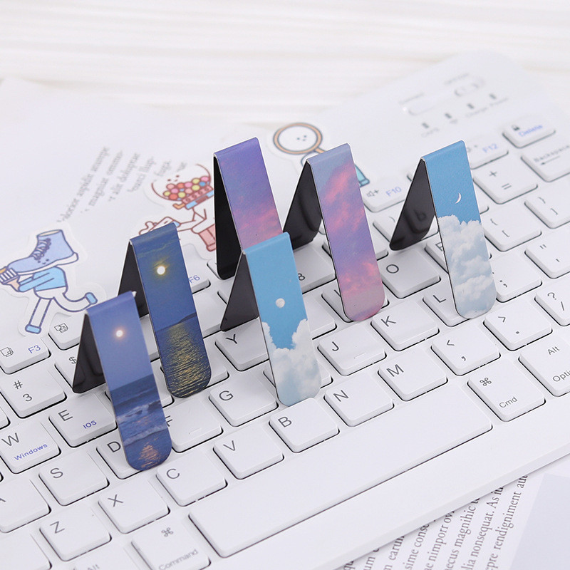 

2pcs/set Fantasy Aesthetic Clouds Bookmarks Creative Magnetic Magnetic Book Clips Reading Items Page Stationery Office Supplies