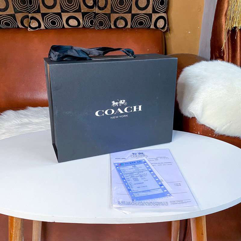 

Box Magnet Coach Hitam Hard Box Kotak Hadiah Tas Branded
