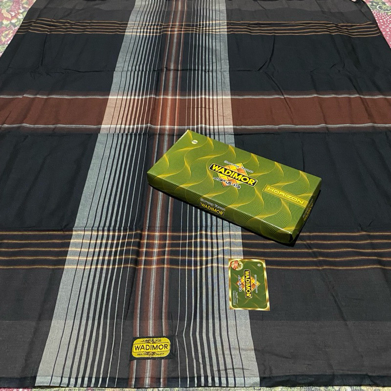 Sarung Wadimor Kain Motif Kotak-Kotak Horizon Motif Garis-Garis