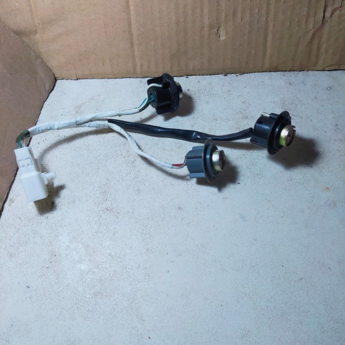 soket lampu stoplamp kijang kapsul 1997-2004 ori