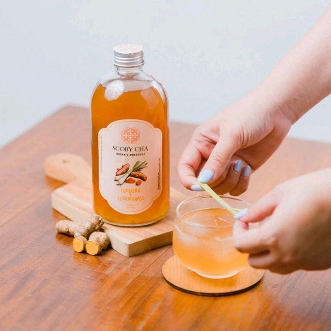 

Scoby Cha Organic Kombucha Turmeric and Lemongrass 250ml dan 500ml, minuman probiotik kaya antioksidan, fermentasi Teh organic dan madu asli