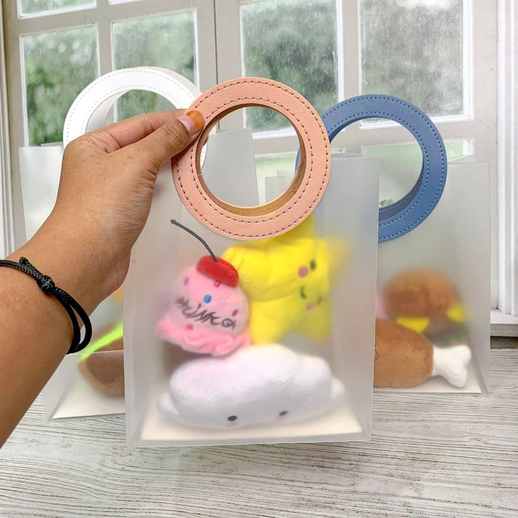 

ToteBag Top Handle Tas PVC Bening Doff Transparan Polos Gagang Bulat Banyak Ukuran Kado Paperbag Instant Gift Bingkisan Hadiah Present Craft Hampers Parcel Bisa Grosir