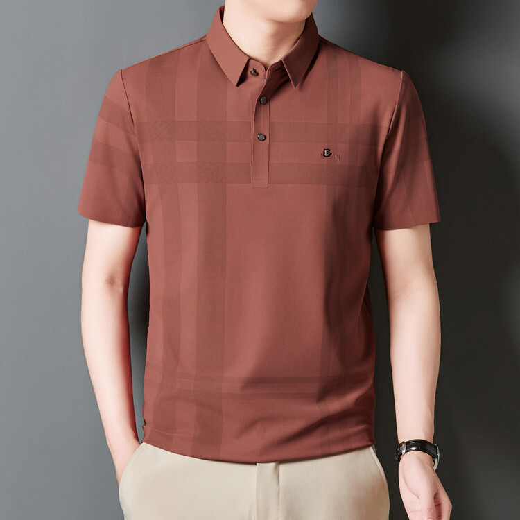 Ayah setengah baya kaos lengan pendek bergaris kemeja polo biru tua khaki tua