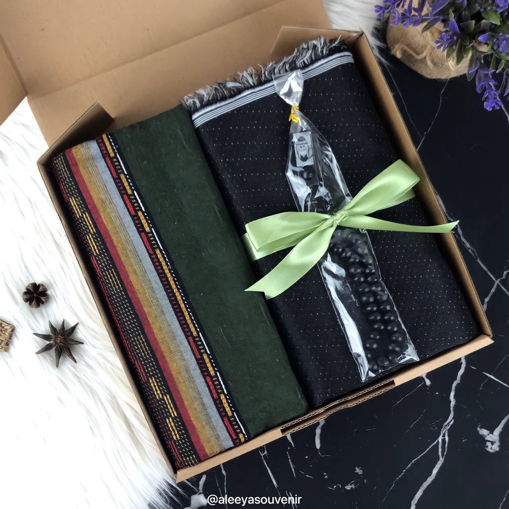 

Hampers Gift Box - Sarung Dewasa & Sajadah Travel Besar Kiswah | Hempers Ramadhan Parcel Paket Lebaran Idul Fitri | Kado Hadiah Ulang Tahun Birthday / Wisuda Cowok/ COD lebaran ramadhan