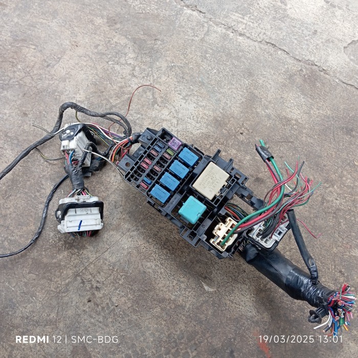 Fuse box sikring / relay flasher Dalam dashboard Avanza xenia 1.3 non vvti copotan