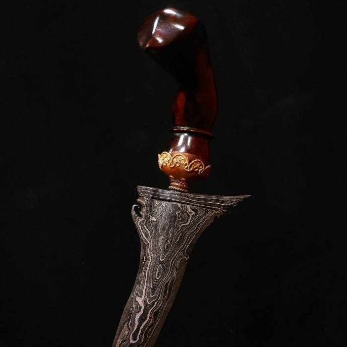 

Keris Bugis Kuno Carubuk Luk 7 Pamor Wahyu Tumurun Sepuh.