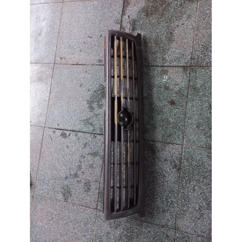Grill nissan suny 1994 sd 1996 original