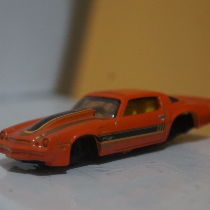 Hotwheels Unrivet 81 Camaro oramge   -SK89