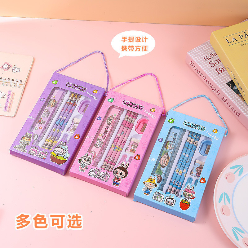 

HYPE N FANCY Paket Alat Tulis LABUBU 5 in 1 Komplit Lucu Lengkap / Paket Box Alat Tulis Labulabu lubabu the monster popmart Bertali Paket Souvenir Stationary Fancy Kekinian Kualitas Terbaik Bisa Grosir COD