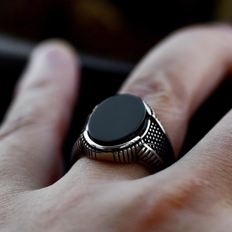 Cincin Jari Perhiasan Fashion Punk Pria Baja Titanium Titik Perak Batu Akik Hitam Oval Antik Rings