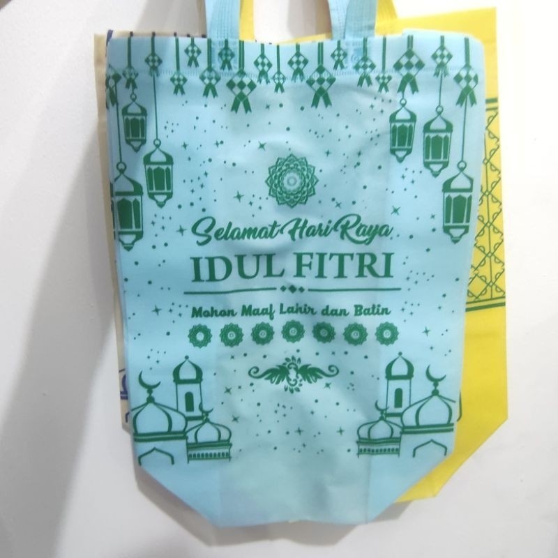 

Tas Kain Spunbond Lebaran Jumbo Sedang Potrait 36 x 29 x 13 cm - Goodie Bag Kain Tebal Hampers Parcel Bingkisan Idul Fitri Ukuran Potrait / Landscape