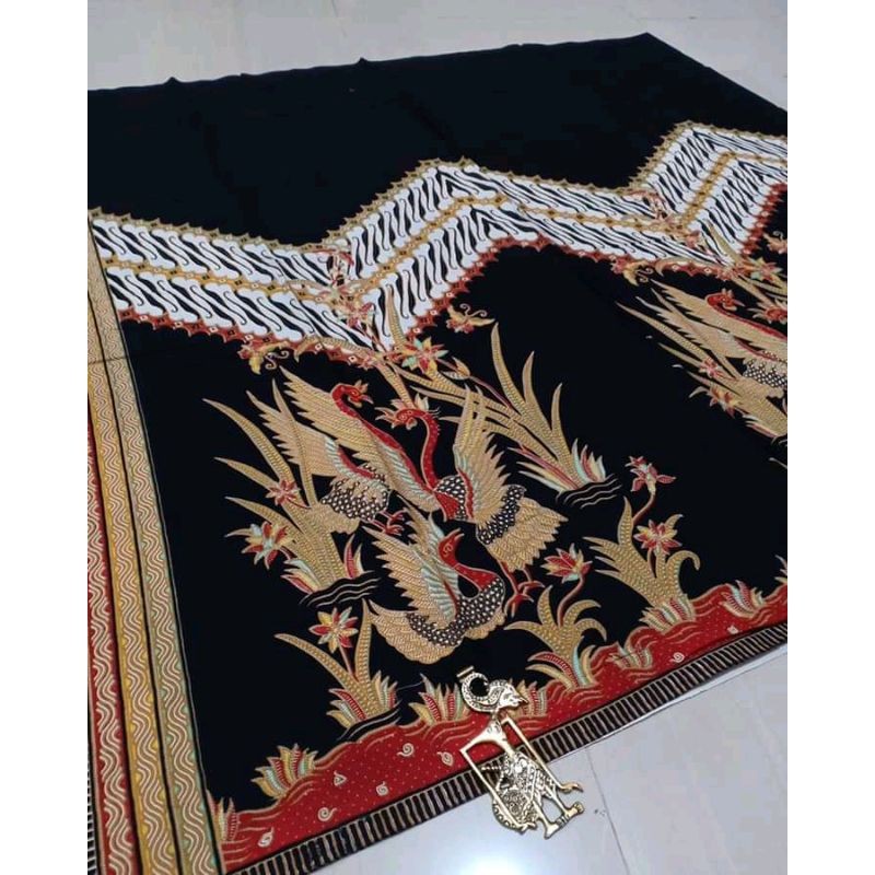 Kain Batik Laweyan Solo motif merak parang dasar hitam