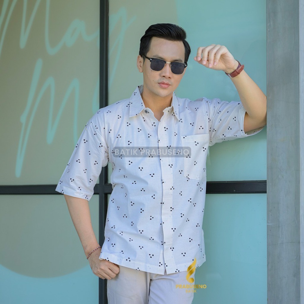 TILU PUTIH BATIK PRABUSENO BAJU PENDEK KEMEJA PRIA REGULER KATUN PRINTING HEM SERAGAM KANTOR KANTORA