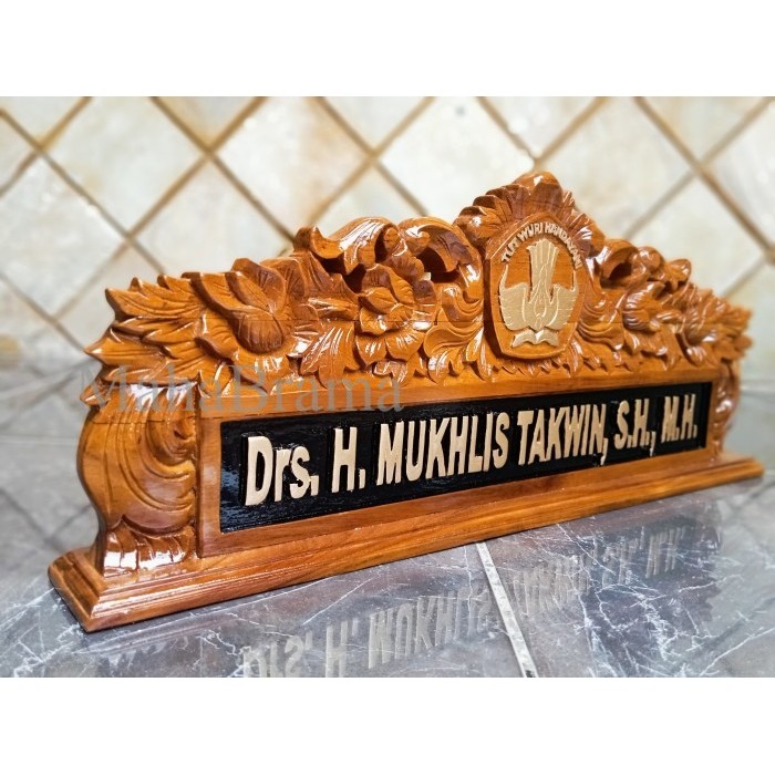 

papan nama meja ukir kayu jati untuk jabatan custom logo tut wuri MB3212