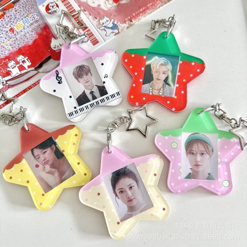 

Cute Strawberry 1 Inch Card Holder Acrylic Mini Big Head Sticker Card Holder K-pop Idol Photo Cover Backpack Decorative Pendant