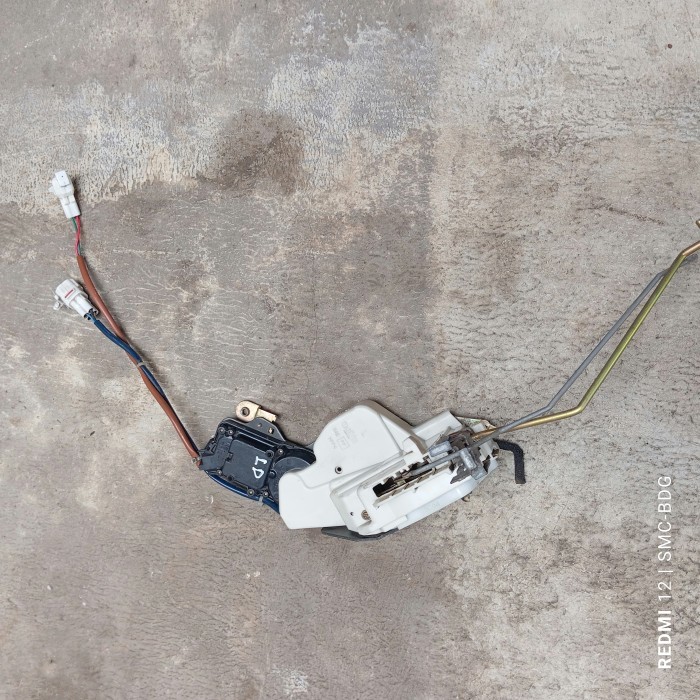 Doorlock plus actuator pintu Depan kiri L Baleno next G / Aerio ori