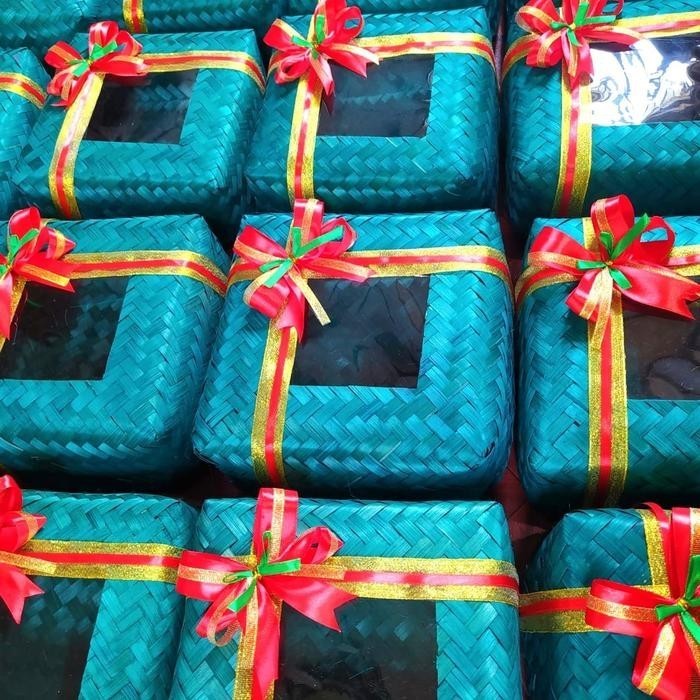 

Sepasang Besek 20cm MPS warna dengan hiasan ANEKA PITA NATAL CANTIK | Besek Bambu Handmade