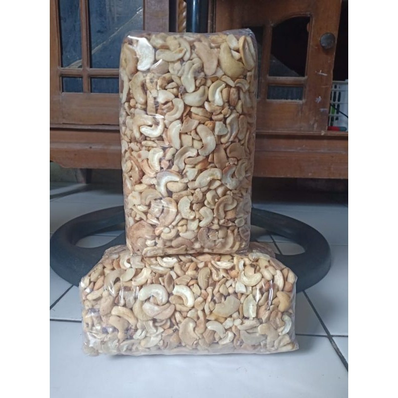 

Kacang Mede Patahan Mentah