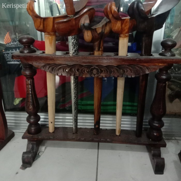 

jagrak keris bubut jati isi 5 klasik murah