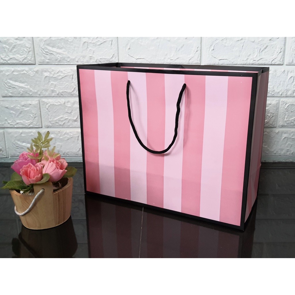 

Paperbag Rea Stripe Uk. 32,5 x 25 x 14 cm